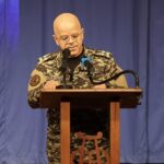 Le Général Edgar Lawand s’exprimant devant les élèves et invités lors de la Fête de l’Indépendance 2025