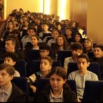 Élèves de l’École des Sœurs du Rosaire dans le théâtre regardant la célébration de la Fête de l’Indépendance 2025