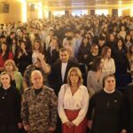 Sœur Marie Paule Ayoub et le Général Edgar Lawand au premier rang dans le théâtre pendant l’hymne national